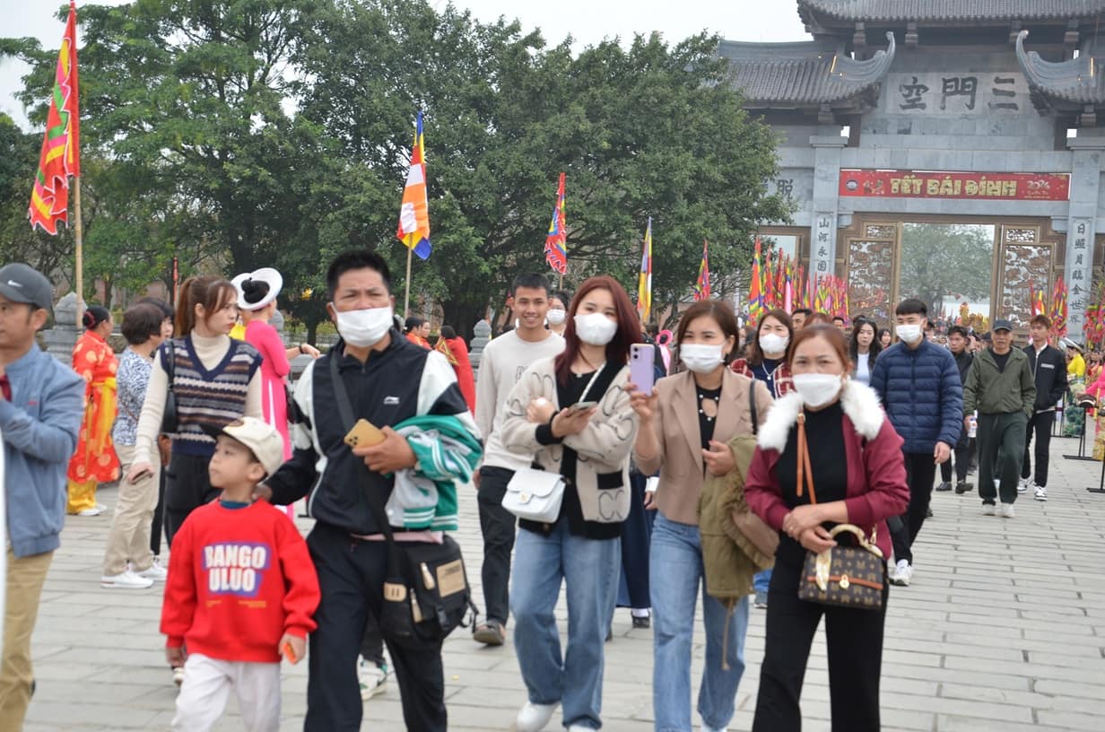 Hàng nghìn du khách đổ về chùa Bái Đính ngày khai hội. Ảnh: Nguyễn Trường