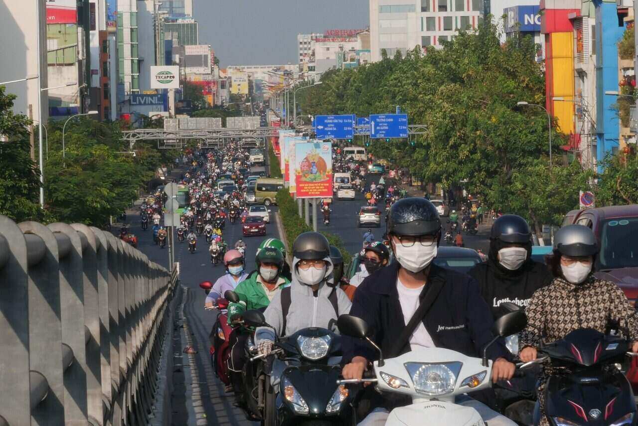 Khu vực đường Cộng Hòa, Tân Bình thường xuyên kẹt xe vào các khung giờ cáo điểm nhưng hôm nay cũng  thông thoáng trong tuần đầu người dân đi làm trở lại sau kỳ nghỉ tết.