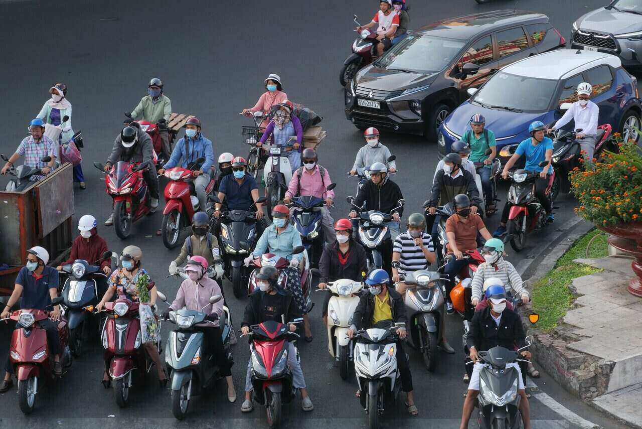 Hay vòng xoay Lăng Cha Cả, Quận Tân Bình, TPHCM cũng ít phương tiện lưu thông. Nhiều người cảm thấy vô cùng bất ngờ vì cung vòng xoay này cứ vào giờ cao điểm là kẹt xe nối dài.