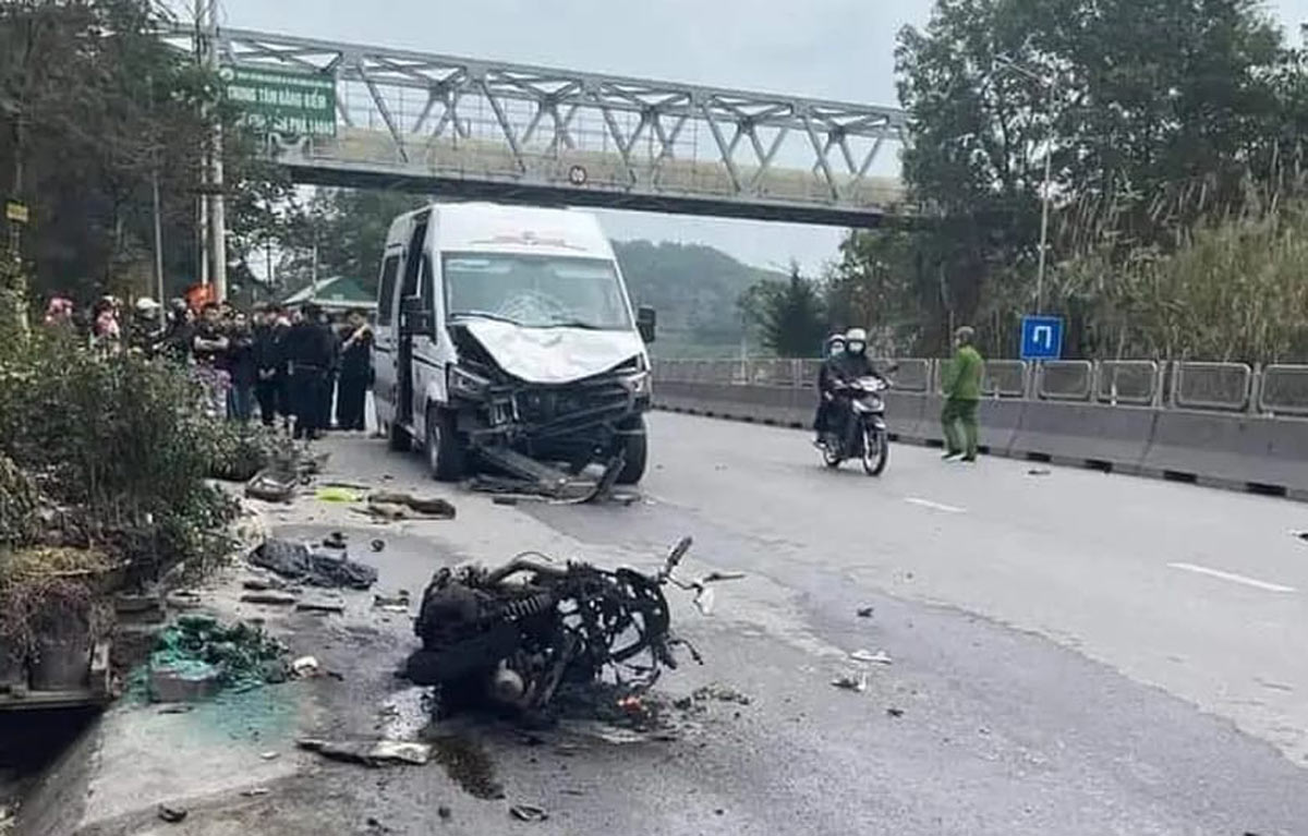 Vụ tai nạn giữa ô tô khách và xe máy khiến 2 người tử vong tại TP Cẩm Phả, tỉnh Quảng Ninh ngày mùng 4 Tết. Ảnh: Người dân cung cấp DIỆU HOÀNG   -   Thứ ba, 13/02/2024 18:50 (GMT+7)  Ngày 13.2 (mùng 4 Tết), theo 