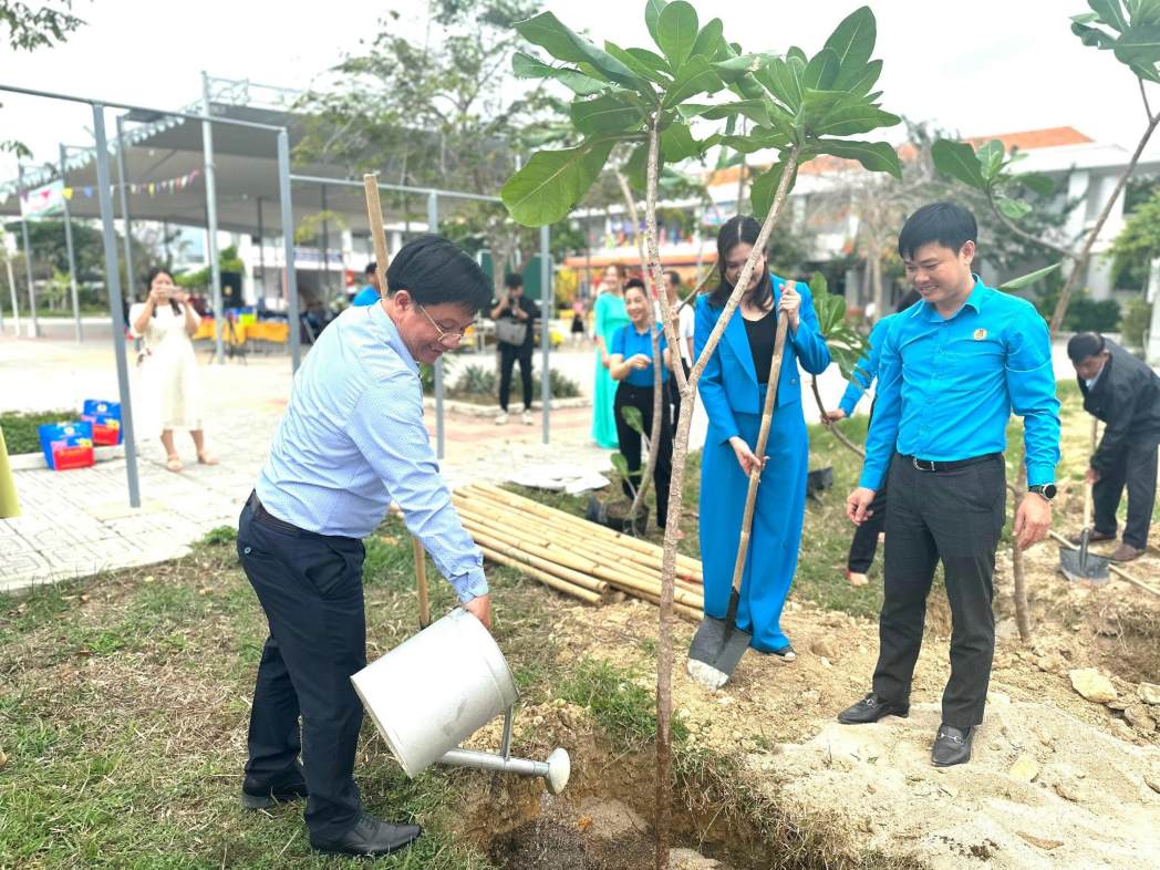 Lãnh đạo Thành ủy Nha Trang tham gia phát động lễ trồng cây phủ xanh thành phố trong ngày làm việc đầu năm. Ảnh: An Nhiên