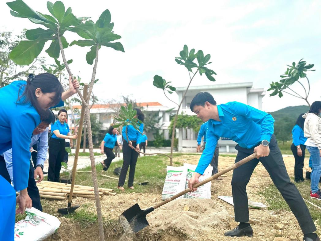 Lãnh đạo LĐLĐ tỉnh Khánh Hòa tham gia trồng cây bàng vuông tại Trường THCS Cao Bá Quát, Nha Trang. Ảnh: An Nhiên