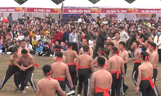 Các thanh niên trai tráng tham gia tranh tài trong lễ hội cướp đầu pháo Quảng Uyên. Ảnh: Người dân cung cấp.