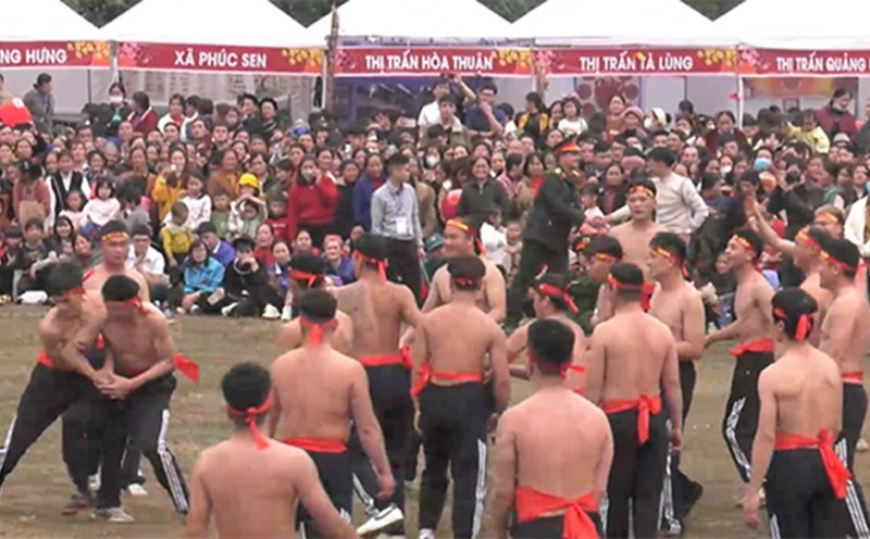 Các thanh niên trai tráng tham gia tranh tài trong lễ hội cướp đầu pháo Quảng Uyên. Ảnh: Người dân cung cấp.