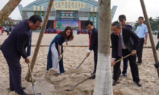Lãnh đạo tỉnh Quảng Trị trồng cây đầu năm ở huyện Vĩnh Linh. Ảnh: Tiến Nhất