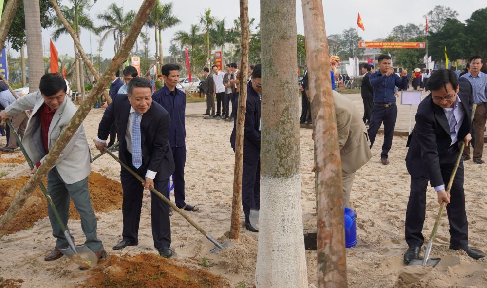 Lãnh đạo tỉnh Quảng Trị phát động trồng cây đầu năm với mục tiêu nâng tỉ lệ che phủ rừng, giảm thiểu tác động của biến đổi khí hậu. Ảnh: Tiến Nhất.