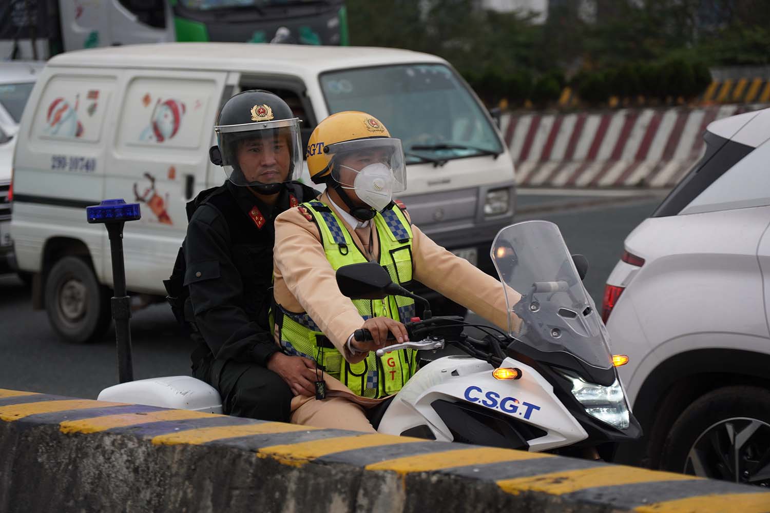 Lực lượng chức năng tuần tra, kiểm soát tình hình giao thông trên tuyến cao tốc. Ảnh: Hữu Chánh