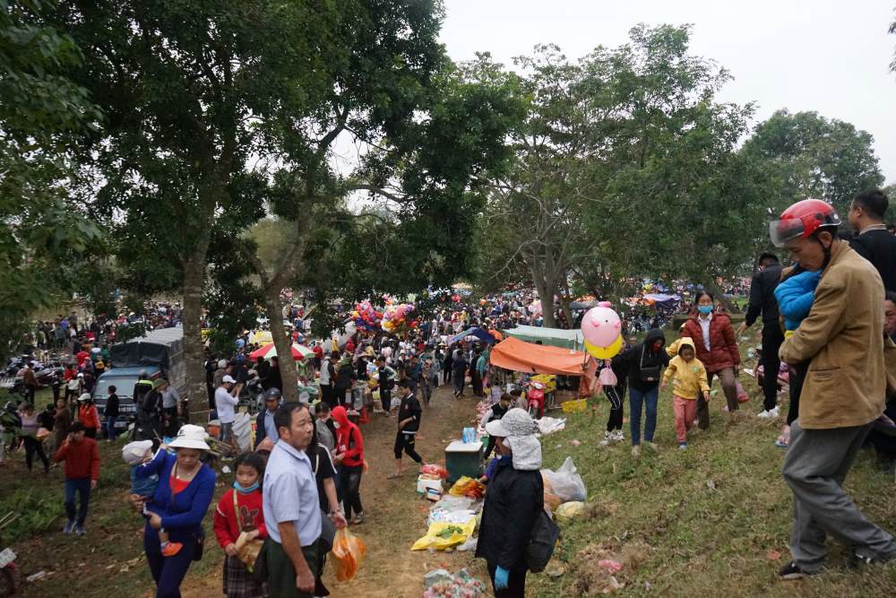 Theo đó, vào ngày Mùng 6 Tết, hàng nghìn người dân đã tập trung về chợ ném nhau để cầu may đầu năm mới. Ảnh: Quách Du