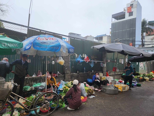 Hàng hóa tại các chợ dân sinh giảm so với trước Tết. Ảnh: Minh Hạnh 