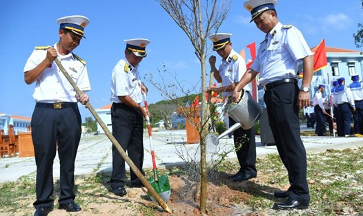 Chuẩn Đô đốc Nguyễn Duy Tỷ (thứ nhất từ phải qua) cùng các đại biểu trồng cây sau Lễ phát động. Ảnh: Vùng 5 Hải quân