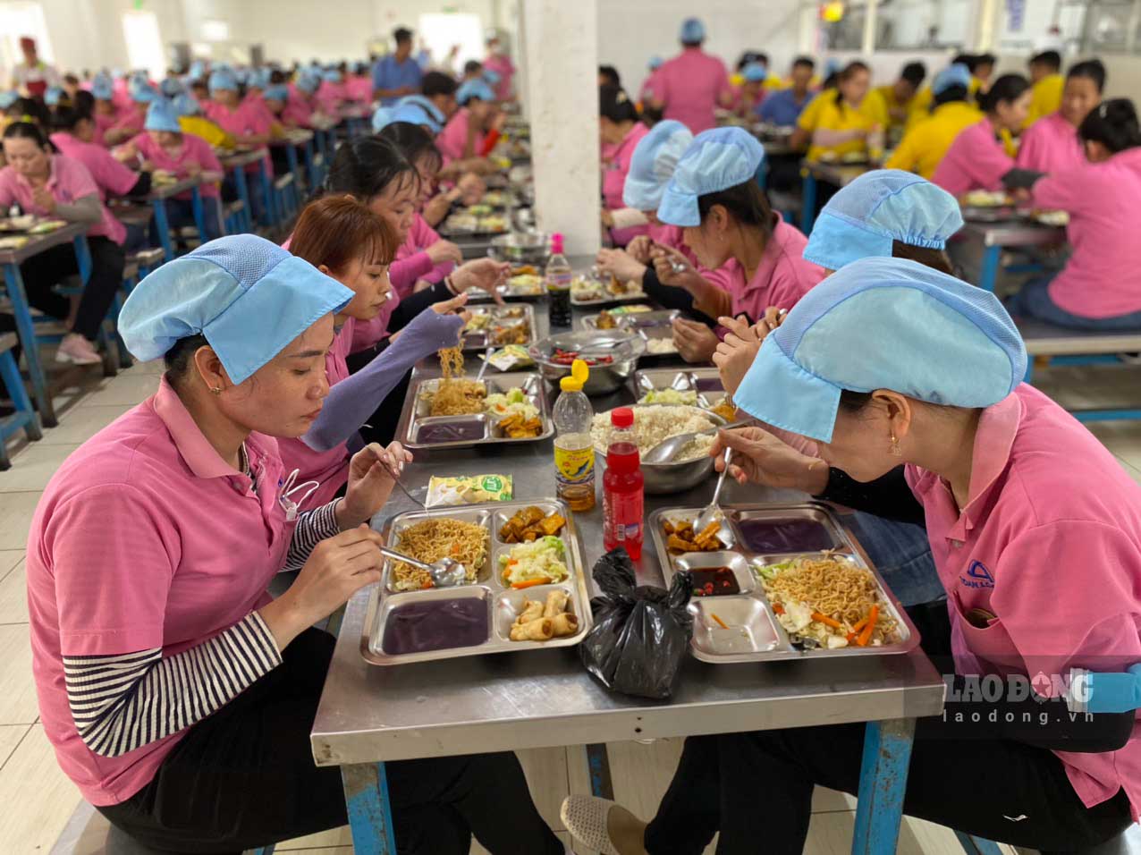 1.000 đoàn viên, người lao động trên địa bàn huyện Gò Quao cùng ăn bữa cơm sum vầy. Ảnh: Mỹ Linh