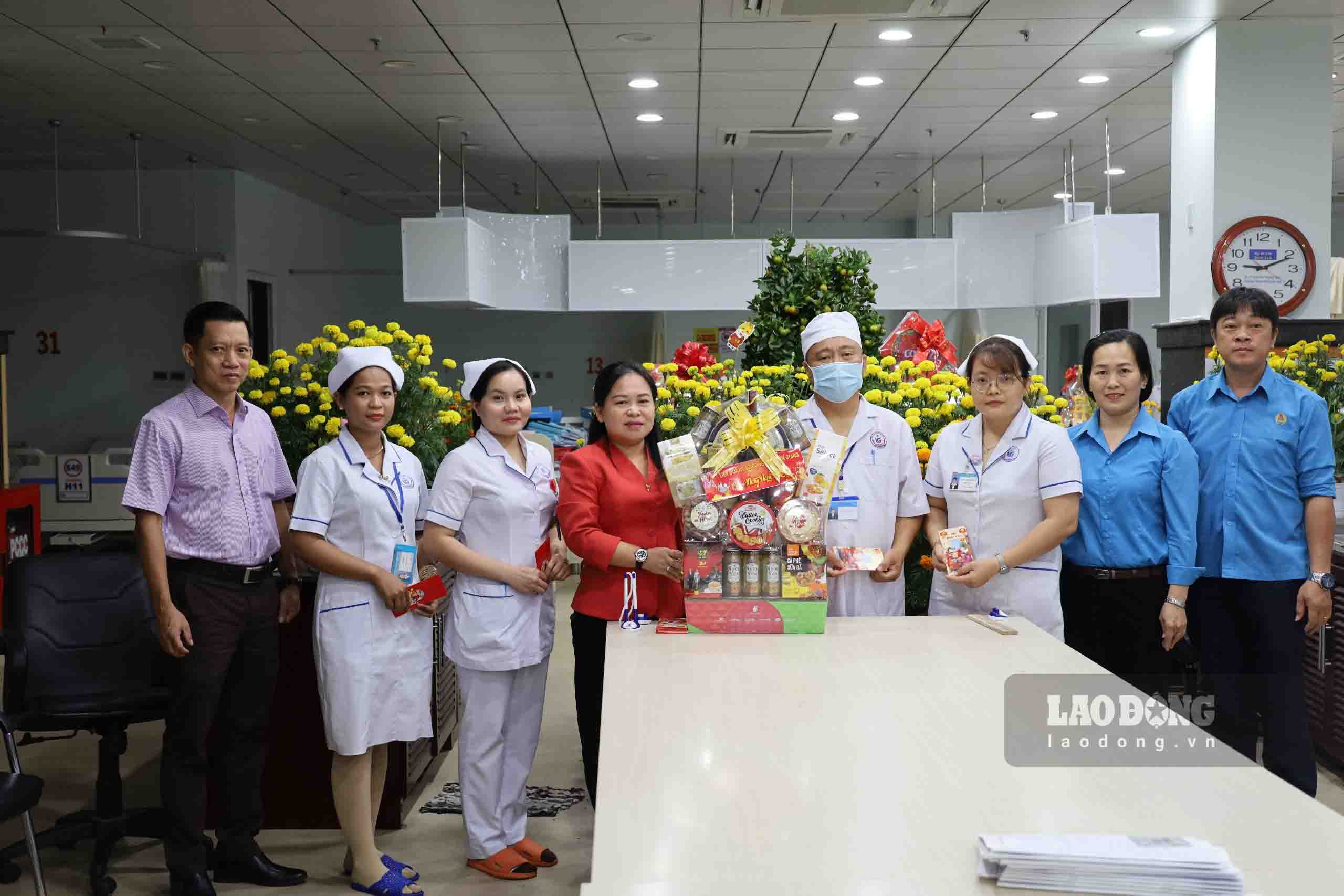 LĐLĐ tỉnh Kiên Giang thăm, tặng quà lực lượng trực Tết của Bệnh viện đa khoa tỉnh Kiên Giang. Ảnh: Mỹ Linh
