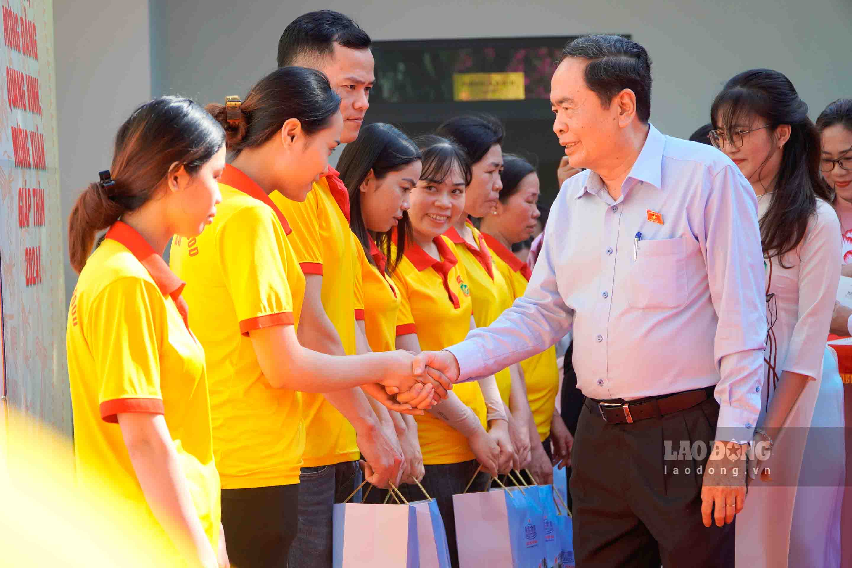 Phó Chủ tịch thường trực Quốc hội Trần Thanh Mẫn thăm, tặng quà Tết cho công nhân khu cảng cá của Kiên Giang. Ảnh: Nguyên Anh