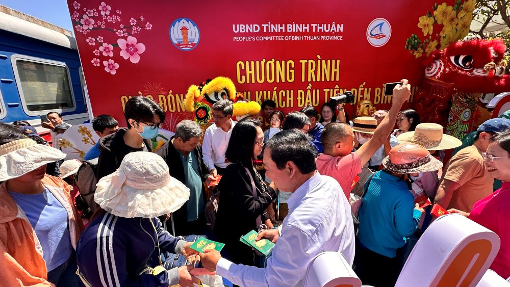 Du lịch Bình Thuận đón những vị khách đầu tiên xông đất Bình Thuận tại ga Phan Thiết sáng mùng 1 Tết. Ảnh: Duy Tuấn