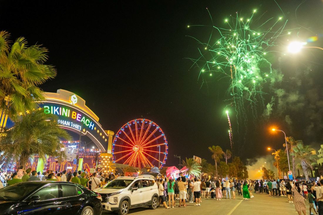 Du khách đi xem đại nhạc hội và pháo hoa tối mùng 3 Tết ở khu du lịch phía Nam TP Phan Thiết. Ảnh: Duy Tuấn