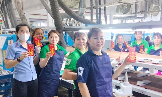 Công nhân Công ty TNHH Changshin Việt Nam nhận lì xì trong ngày làm việc đầu năm sau Tết Nguyên đán 2024. Ảnh: Hà Anh Chiến