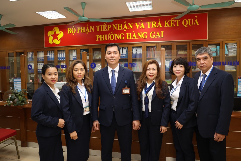 Các cán bộ tại bộ phận 1 cửa của UBND phường Hàng Gai, quận Hoàn Kiếm có mặt đầy đủ. 