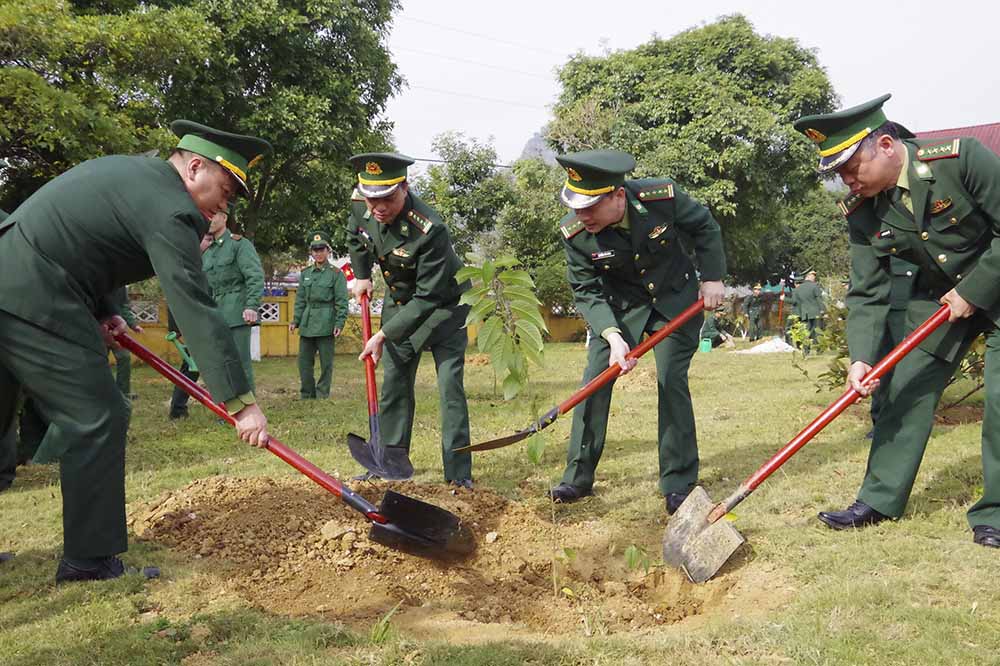 Cán bộ, chiến sĩ Bộ đội Biên phòng tỉnh Lai Châu tích cực hưởng hứng Tết trồng cây. Ảnh: Đức Duẩn