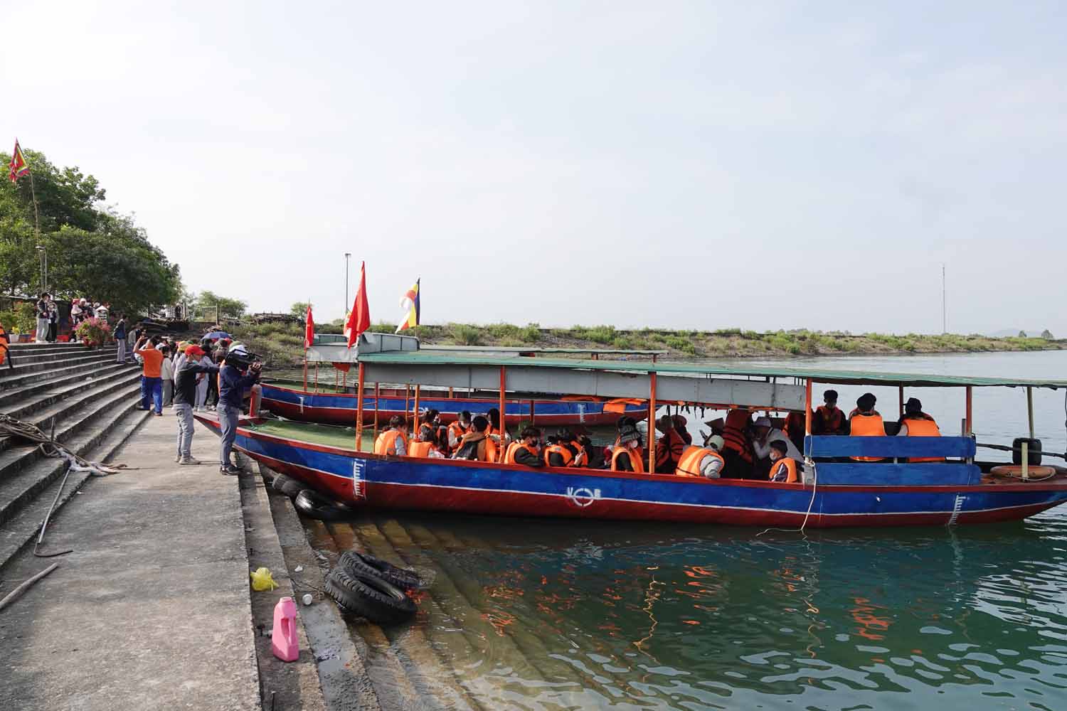 Bến thuyền đưa du khách qua một đoạn đường sông lên chùa Hương Tích. Ảnh: Trần Tuấn.