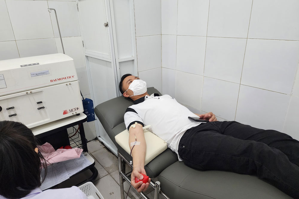 Trong ngày làm việc đầu tiên sau kỳ nghỉ Tết Nguyên đán, nhiều người đã tranh thủ thời gian đến tham gia hiến máu tình nguyện tại Bệnh viện Đà Nẵng. Ảnh: Thùy Trang