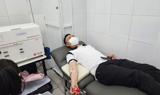Trong ngày làm việc đầu tiên sau kỳ nghỉ Tết Nguyên đán, nhiều người đã tranh thủ thời gian đến tham gia hiến máu tình nguyện tại Bệnh viện Đà Nẵng. Ảnh: Thùy Trang