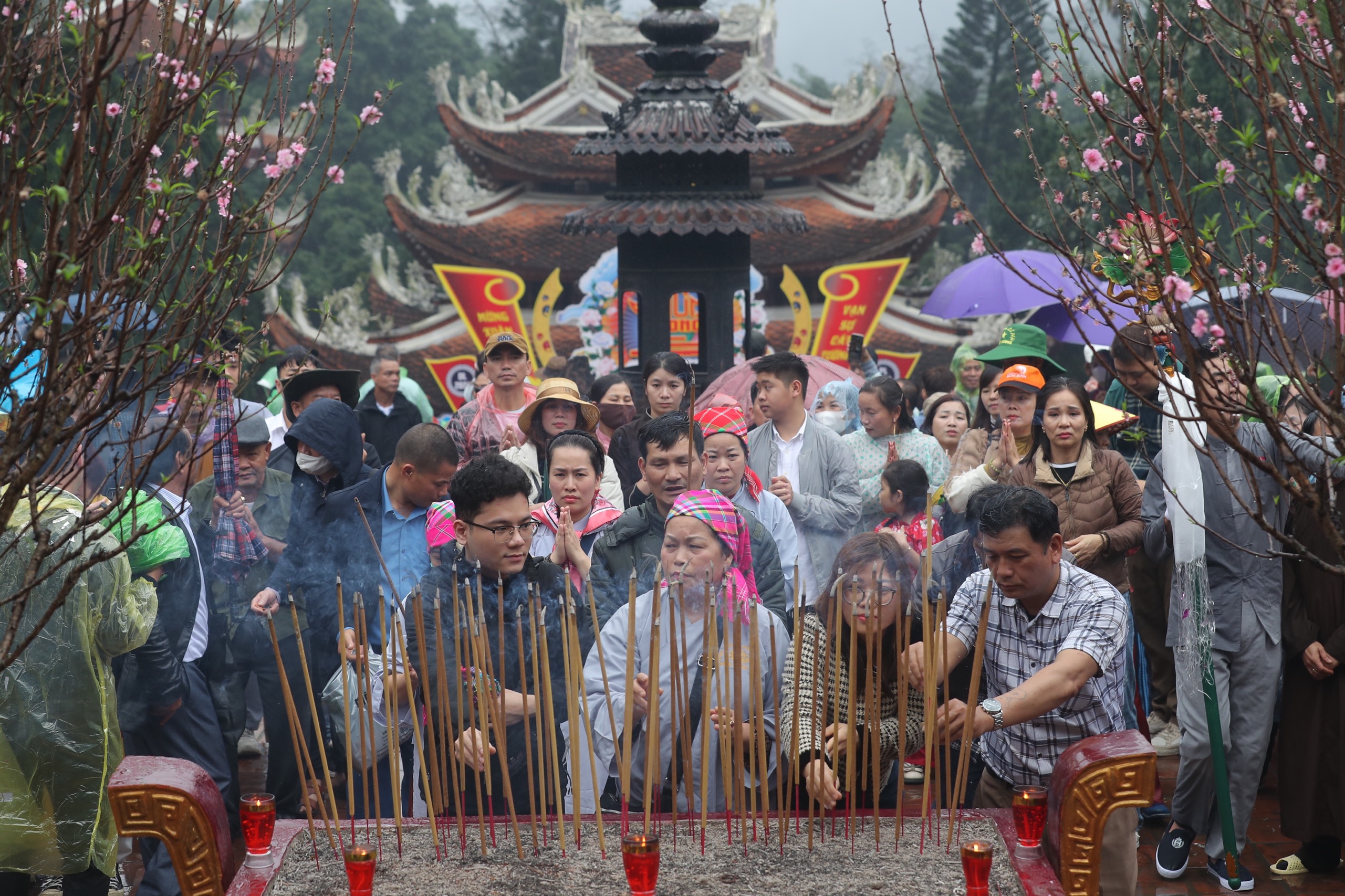 Trong sáng ngày khai hội, thời tiết chuyển rét và có mưa nhỏ. Tuy nhiên, sự kiện vẫn thu hút hàng vạn người tới tham quan, chiêm bái.