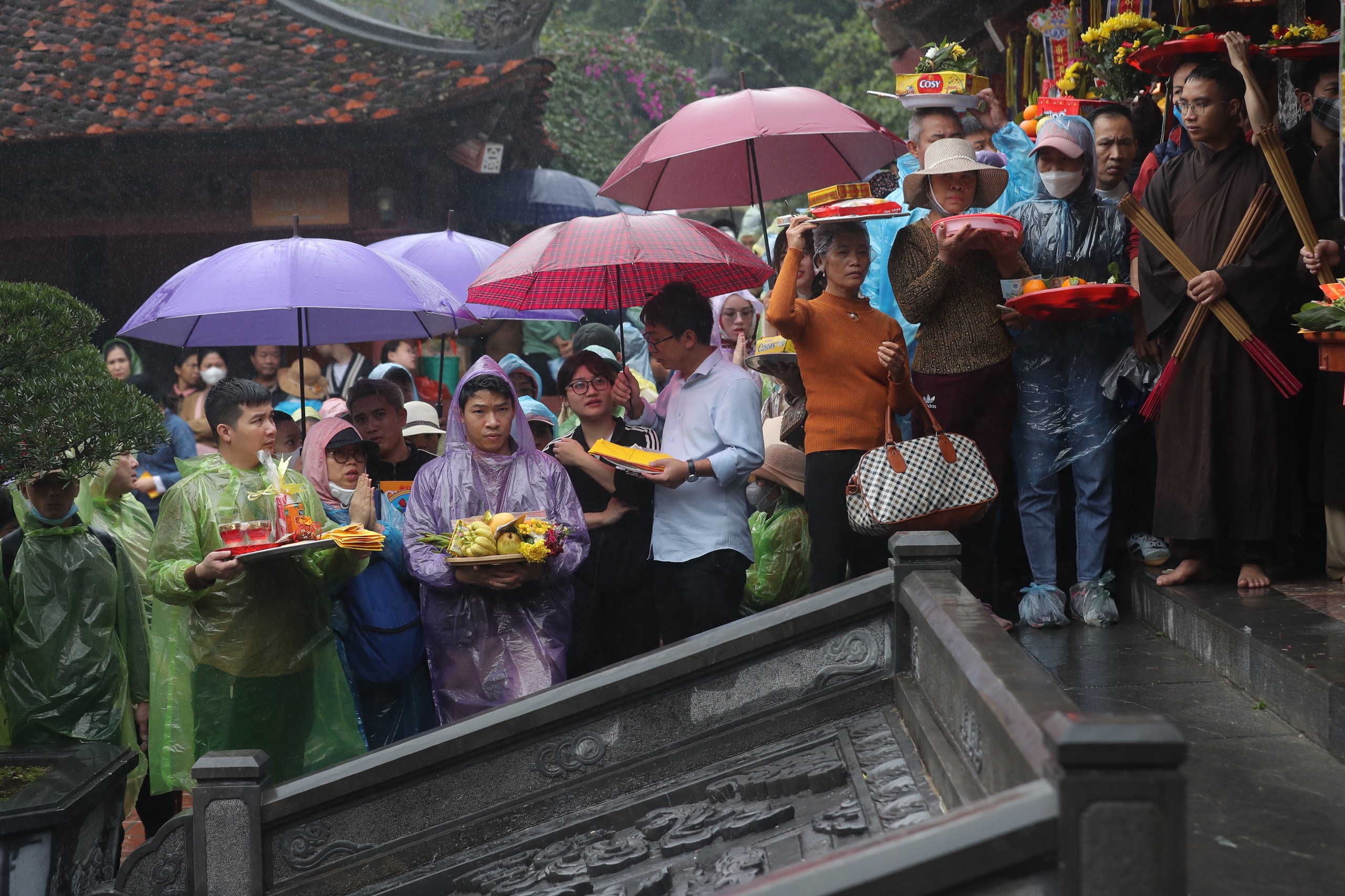 Thực hiện chủ trương ăn Tết, chiêm bái đầu năm văn minh, tiết kiệm, du khách không mang quá nhiều đồ cúng, vàng mã đến chùa Hương.