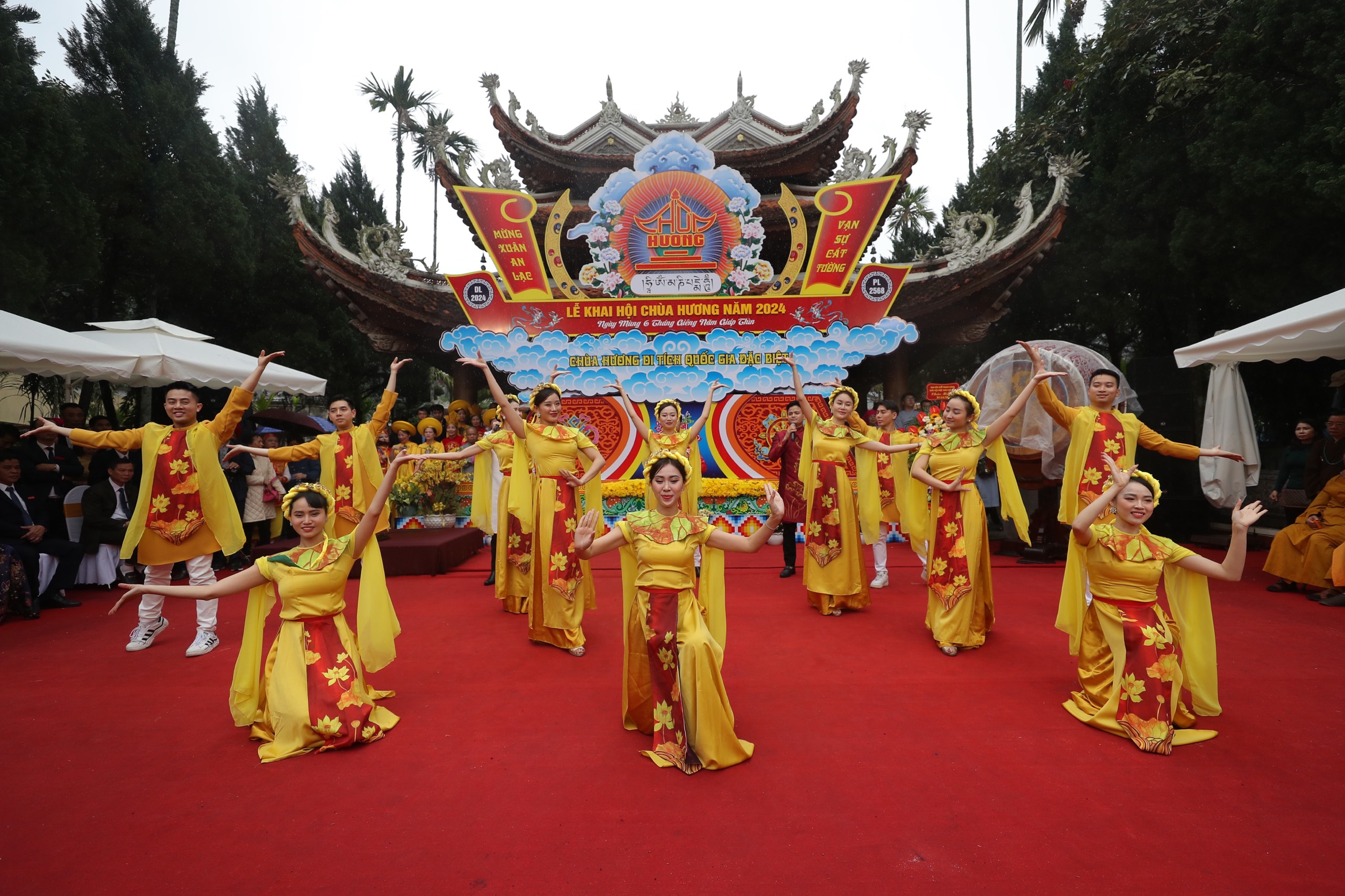 Lễ hội chùa Hương năm nay có chủ đề “Lễ hội chùa Hương an toàn, văn minh, thân thiện“, diễn ra từ ngày 11.2 đến hết ngày 1.5 (từ Mùng 2 tháng Giêng đến hết ngày 23 tháng 3 năm Giáp Thìn). Lễ khai hội diễn ra tại sân Thiên Trù (huyện Mỹ Đức, Hà Nội) sáng 15.2 (mùng 6 Tết).