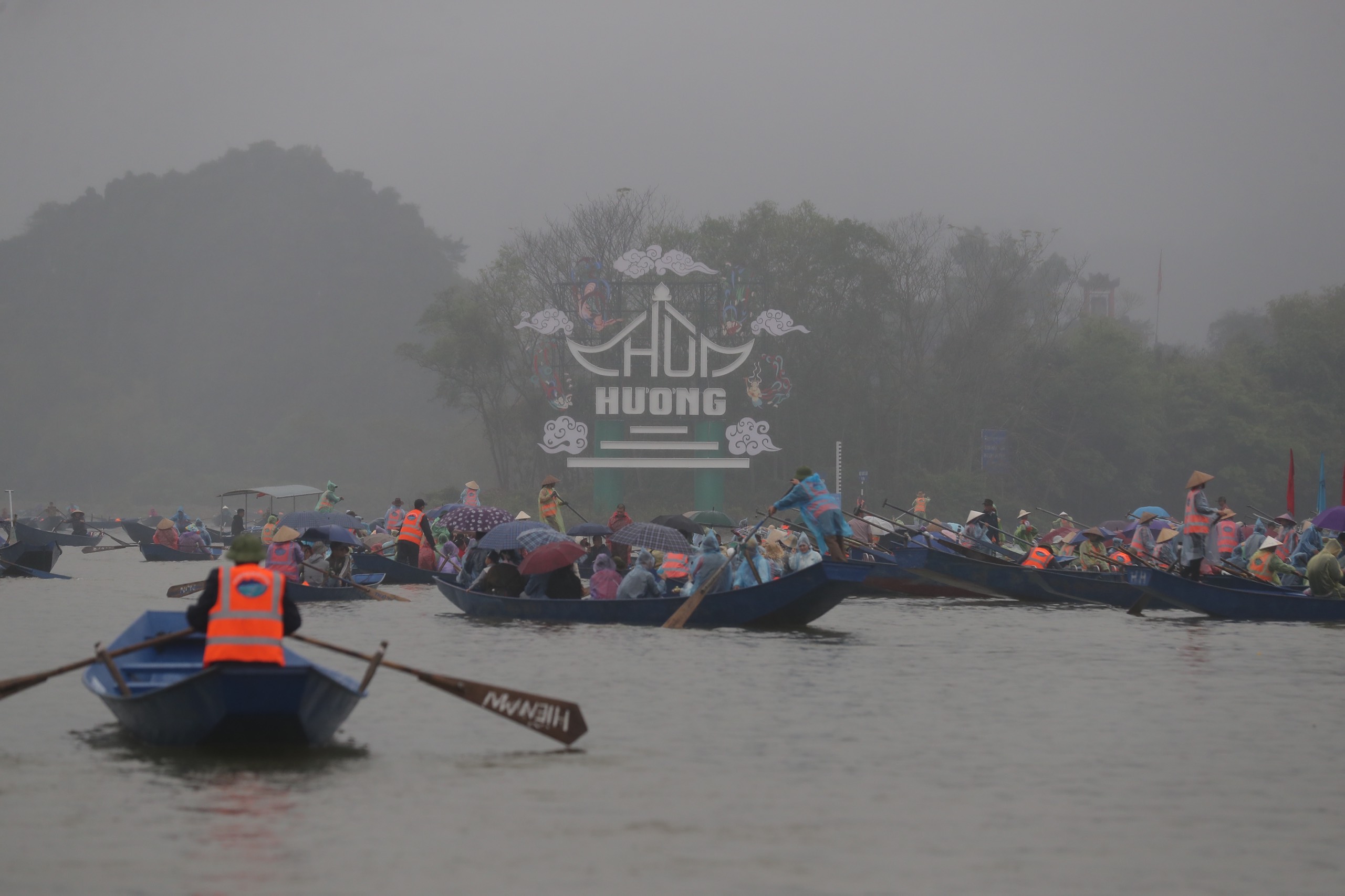 Ông Nguyễn Bá Hiển - Trưởng Ban Quản lý Khu Di tích thắng cảnh Hương Sơn cho biết, lượng người đến trẩy hội chùa Hương vào mùng 5 Âm lịch là hơn 4 vạn người. Vào ngày khai hội, số lượng có thể giảm, dự kiến khoảng 3-4 vạn người. Nguyên nhân bởi mùng 6 là ngày công nhân, viên chức, người lao động đi làm trở lại nên đã tranh thủ đi trẩy hội vào những ngày trước đó.