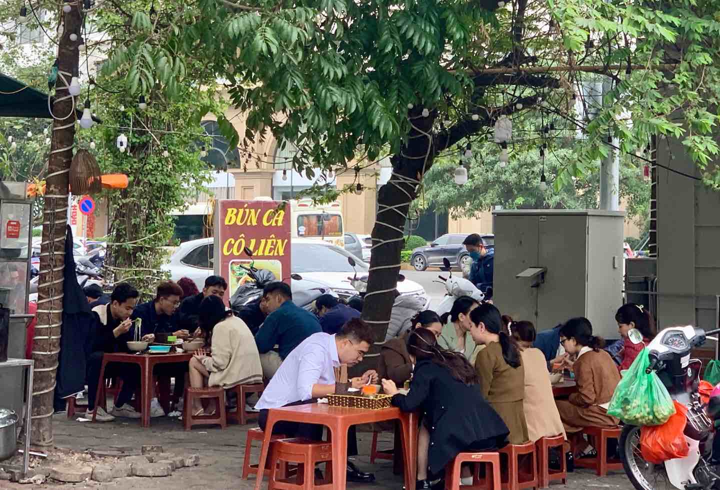 Một quán ăn trên phố Thuỵ Khuê (Tây Hồ) bày bàn ghế kín vỉa hè cho khách ngồi ăn. Ảnh: Nhật Minh
