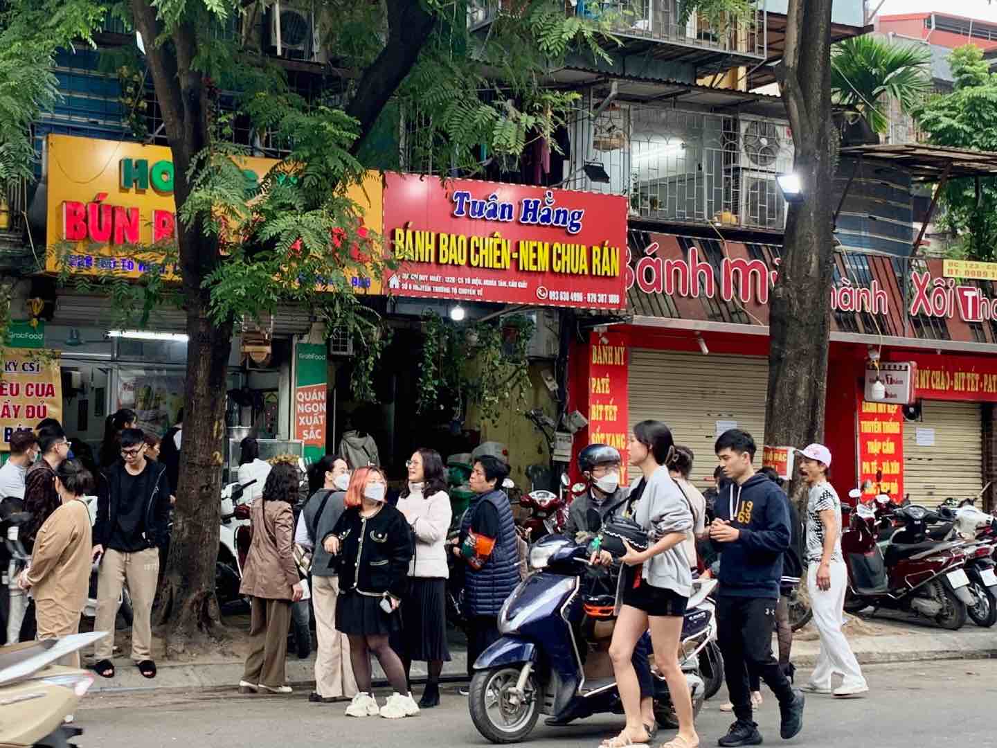 Cảnh đông đúc, tấp nập tại các hàng ăn trên phố Tô Hiệu (Cầu Giấy). Ảnh: Nhật Minh