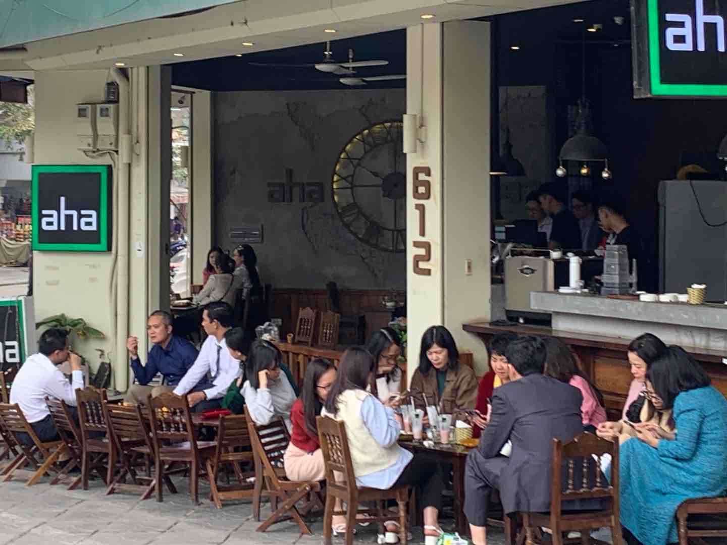 Các quán cà phê thu hút người dân ngày mùng 6 Tết. Ảnh: Nhật Minh