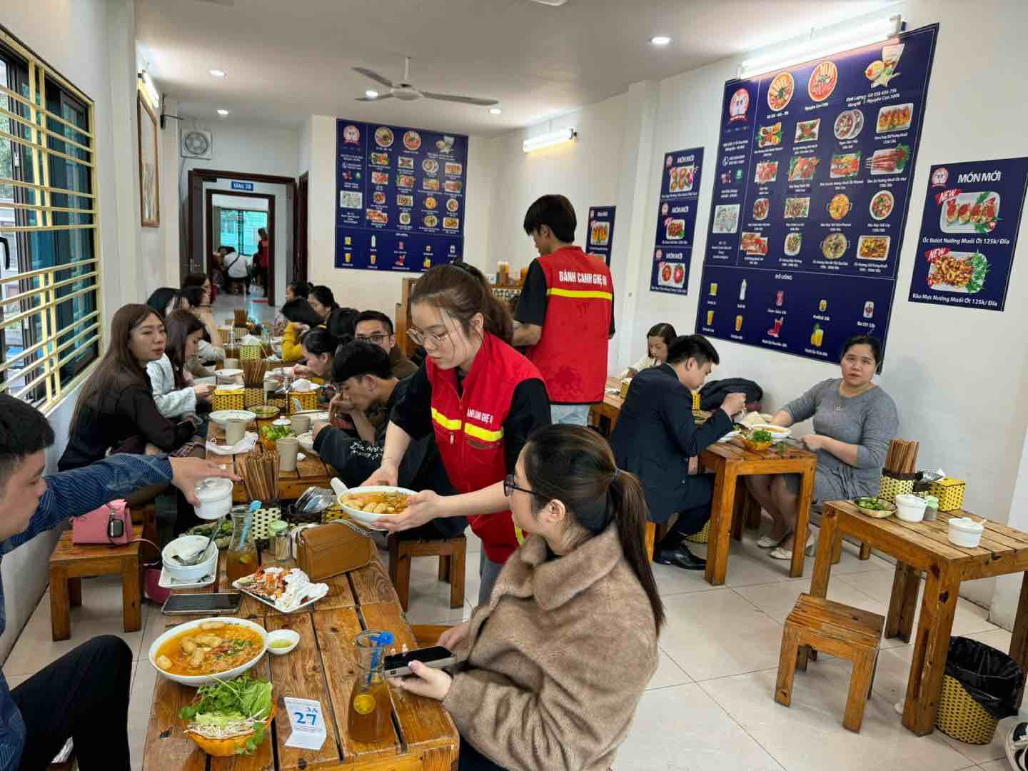 Một quán ăn trên phố Ô Chợ Dừa (Đống Đa) đã chật kín khách cả 2 tầng, nhân viên phải làm việc liên tục. Ảnh: Nhật Minh