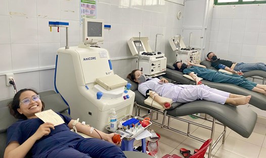 Nhân viên y tế Bệnh viện Đà Nẵng hiến máu tình nguyện đầu năm mới. Ảnh: Bệnh viện Đà Nẵng