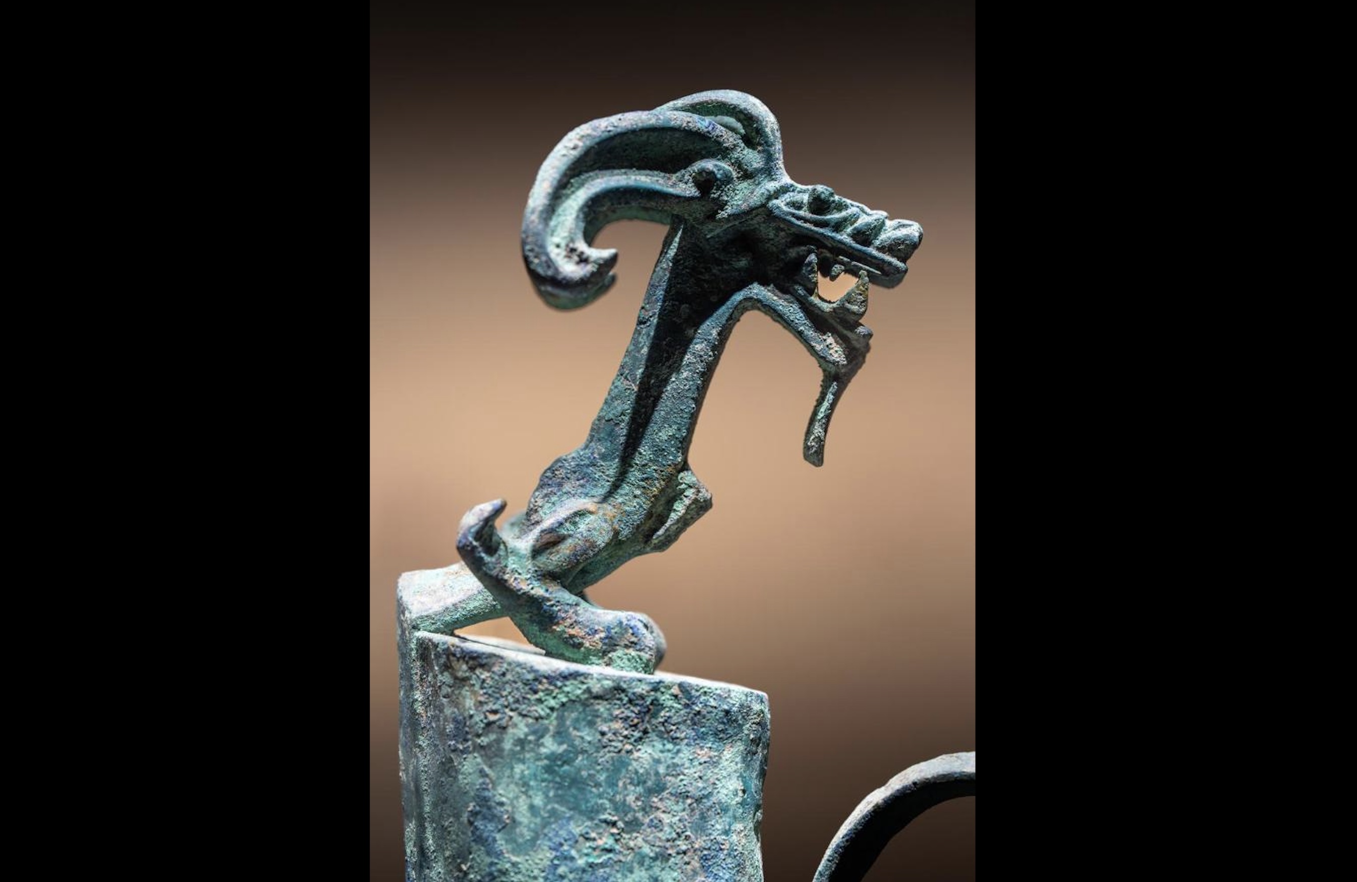 Một cổ vật hình rồng ở di chỉ Tam Tinh Đôi, Trung Quốc. Ảnh: Xinhua