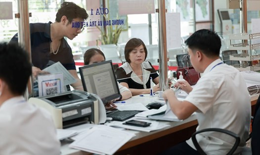 Người dân thực hiện giải quyết thủ tục hành chính tại công sở ở Hà Nội. Ảnh: Hải Nguyễn