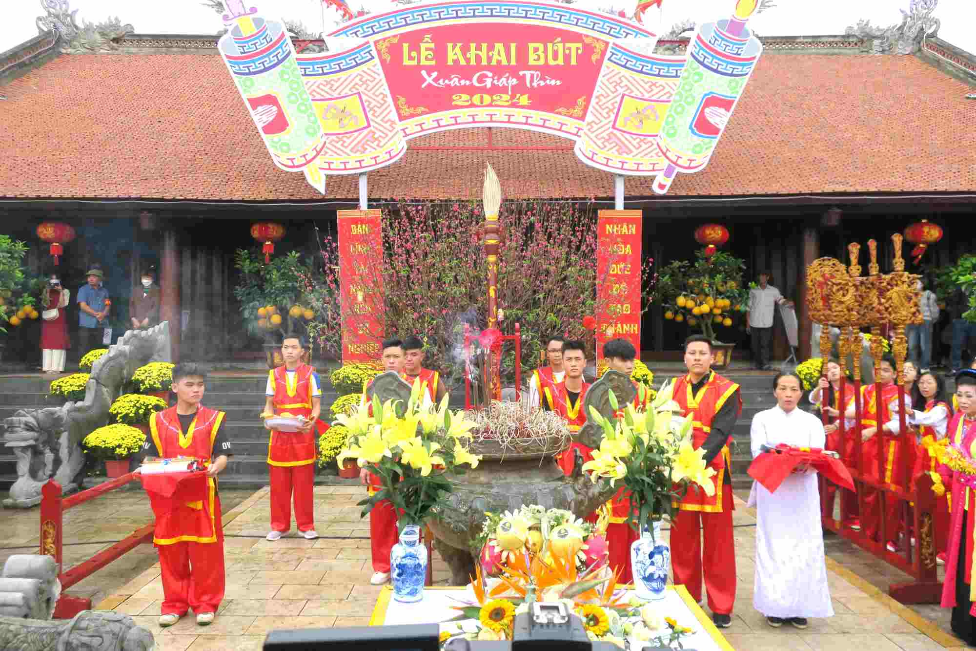 Lễ hội Khai bút xuân Giáp Thìn 2024 tại Khu tưởng niệm Vương triều Mạc, xã Ngũ Đoan, huyện Kiến Thụy. Ảnh: Hồng Nhung