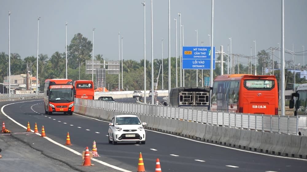 Cao tốc Mỹ Thuận - Cần Thơ thông xe 2 chiều, điểm nóng cầu Mỹ Thuận không còn cảnh kẹt xe trong dịp Tết Giáp thìn 2024. Ảnh: Tạ Quang