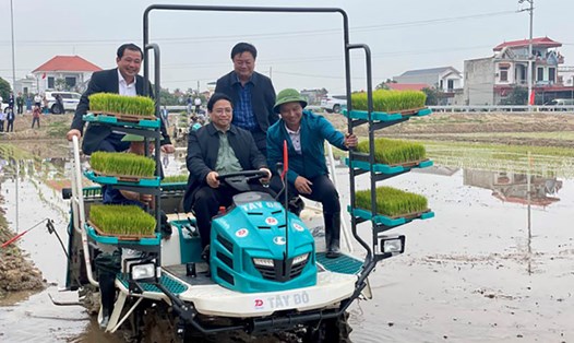 Thủ tướng Chính phủ Phạm Minh Chính trực tiếp ngồi máy cấy để điều khiển cấy lúa trên cánh đồng. Ảnh: Nhật Bắc
