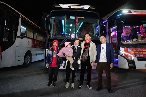 Công ty Than Than Hạ Long tổ chức xe đón thợ mỏ về quê  ăn Tết. Ảnh: CĐ TKV