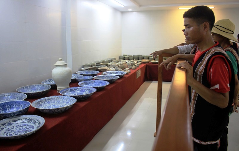 Du khách mê mẩn khi được ngắm nhìn những cổ vật quý ở Bảo tàng Tổng hợp tỉnh Quảng Ngãi. Ảnh: Ngọc Viên