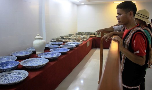 Du khách mê mẩn khi được ngắm nhìn những cổ vật quý ở Bảo tàng Tổng hợp tỉnh Quảng Ngãi. Ảnh: Ngọc Viên