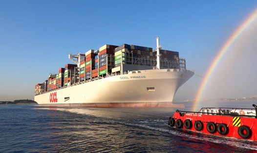 Oocl Piraeus - một trong những tàu container lớn nhất thế giới - cập cảng Piraeus ở Piraeus, Hy Lạp. Ảnh: Xinhua