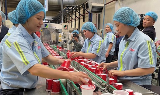 Công nhân Công ty TNHH URC Hà Nội  tích cực lao động sản xuất ngay sau kỳ nghỉ Tết Nguyên đán. Ảnh: Hà Anh