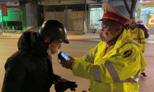 Lực lượng Cảnh sát giao thông Công an tỉnh Sơn La kiểm tra nồng độ cồn với người điều khiển phương tiện giao thông trong dịp Tết Nguyên đán Giáp Thìn. Ảnh: Cao Thiên