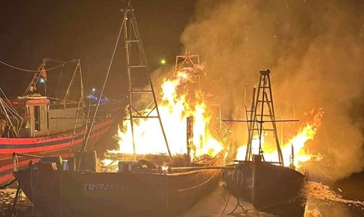 Hai chiếc tàu kéo giã của ngư dân ở Thái Bình bị cháy khi đang neo đậu tại cảng cá Tân Sơn. Ảnh: Cộng đồng Diêm Điền