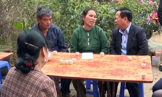 Ông Nguyễn Trọng Hài, Phó Chủ tịch UBND tỉnh Lào Cai thăm hỏi, chia sẻ với thân nhân nạn nhân. Ảnh: T.Đ