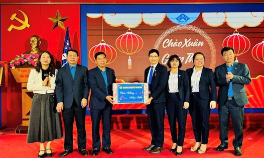 Ngày 15.2, lãnh đạo Liên đoàn Lao động tỉnh Thái Nguyên chúc Tết đầu xuân Công ty cổ phần CNT Group. Ảnh: CĐTN