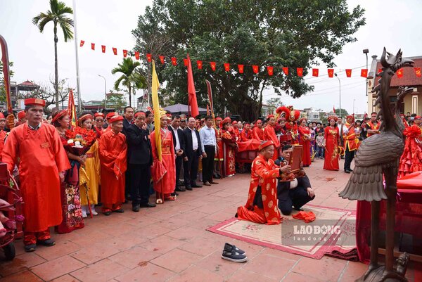 Ngày 15.2 (tức mùng 6 Tết), lễ hội truyền thống làng Ném Thượng, phường Khắc Niệm, TP Bắc Ninh (Bắc Ninh) được tổ chức theo thông lệ. Lễ hội này đã có lịch sử 800 năm.