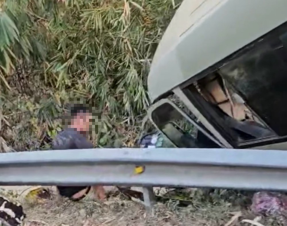 Phần đầu xe khách hư hỏng nặng. Ảnh: Phạm Duy 